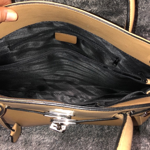 Light beige & Silver hardware lock & key handbag - Picture 2 of 8